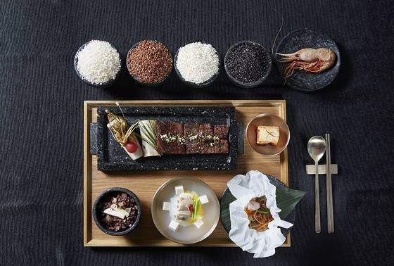 국빈만찬 코스별 메뉴 설명 첫번째: 옥수수죽을 올린 구황작물 소반. 두번째: 동국장 맑은 국을 곁들인 거제도 가자미 구이 세번째: 360년 씨간장으로 만든 소스의 한우 갈비구이와 독도 새우잡채를 올린 송이 돌솥밥 반상 (모시조개국 김치, 한우: 적북 고창 한우, 한국 토종쌀 4종: 북흑조, 자광도, 흑갱, 충북 흑미) 네번쩨: 산딸기 바닐라 소스를 곁들인 트리플 초콜렛 케이크와 감을 올린 수정과 그라니타. [사진 청와대]