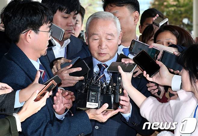 박근혜정부 당시 국가정보원 특수활동비 수십억원을 청와대에 정기적으로 상납했다는 의혹을 받고 있는 남재준 전 국정원장이 8일 오후 서울 서초구 서울중앙지방검찰청에 피의자 신분으로 출석하고 있다. 2017.11.8/뉴스1 © News1 이재명 기자