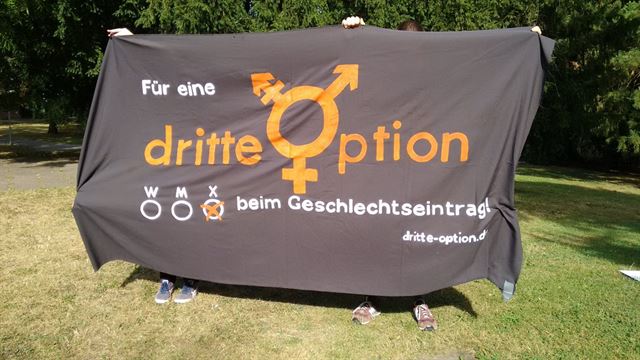 독일 출생신고서에 '간성(intersex)'을 표기할 수 있도록 하자는 운동을 벌인 단체 '드리테 옵티온'의 활동가들이 현수막을 들어올리고 있다. 트위터 @DritteOption