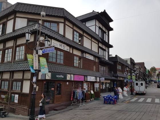 인천시 중구청 앞 건물 외관을 일본풍 경관으로 바꿔 관광객들로부터 인기를 끌고 있다. 사진은 외벽 경관이 일본식으로 된 상가들. [사진 임명수 기자]