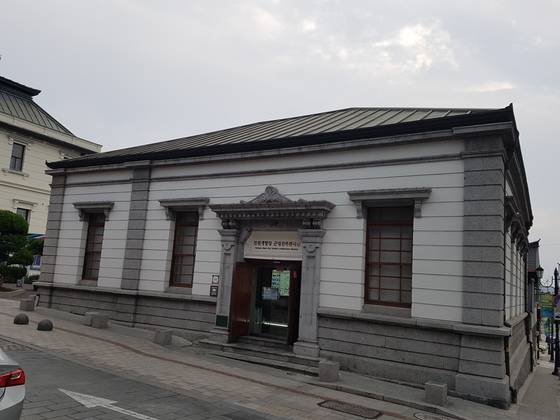 1890년 우리나라에 진출한 두번째 일본 제18은행 인천지점. 현재는 근대건축전시관으로 쓰이고 있다. [사진 임명수 기자]