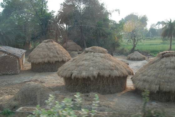 네란자라 강 근처 인도의 시골마을. 오지의 생활상은 붓다 당시와 큰 차이가 없다고 한다. 백성호 기자