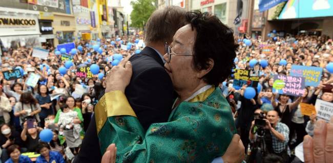 이용수 할머니가 5월 8일 대구 지방 유세에서 문재인 당시 대통령 후보를 만나 포옹하고 있다. [사진제공=연합뉴스]