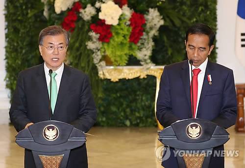 (보고르=연합뉴스) 배재만 기자 = 인도네시아를 국빈방문 중인 문재인 대통령이 9일 오후 보고르 대통령궁 테라타이홀에서 열린 양국 MOU 서명식 후 발언을 하고 있다.오른쪽은 조코 위도도 인도네시아 대통령. 2017.11.9 scoop@yna.co.kr