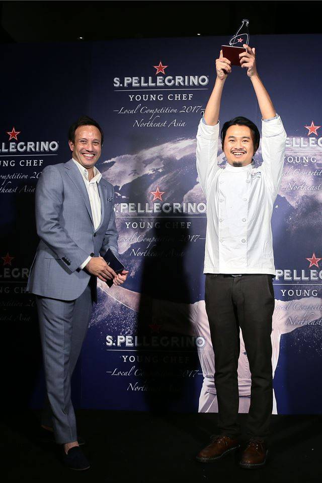 승을 거머쥔 쯔양천(오른쪽)과 산펠레그리노 아시아 매니저 밋치 웰레스.