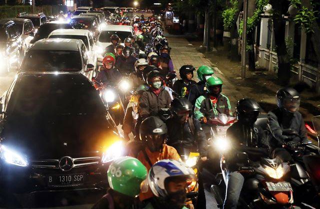 퇴근시간 자카르타. 오토바이 행렬이 거리를 가득 메운다.