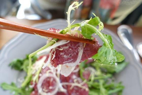 말고기 카르파치오 맛은 육회와 비슷했다.