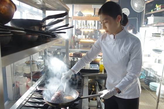 수비드한 채끝 덩이를 굽는 이영라 셰프.