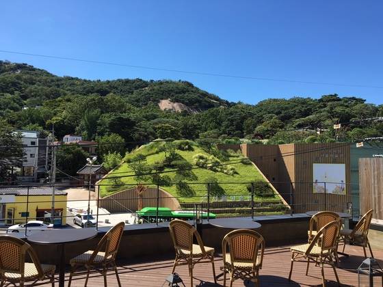 ‘프렙’의 테라스에서 건너다본 인왕산 아래 석파랑 주변의 여름. 지난해 8월 사진이다. [사진=이영라 셰프]