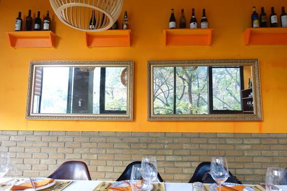 별실의 안쪽 벽에는 커다란 거울 2개를 걸어뒀다. 창을 등지고 앉은 사람도 창 밖 풍경을 볼 수 있도록 배려한 장치다.