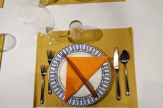 ‘셰프 코스’의 테이블 세팅. 서울식 프렌치를 추구한다는 그의 스타일을 상징하듯 나무젓가락이 놓여있다.