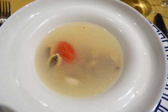 조개류가 많이 들어간 부야베스 국물은 양이 넉넉하고, 매운 고추가 들어가 맛이 칼칼하고 시원했다