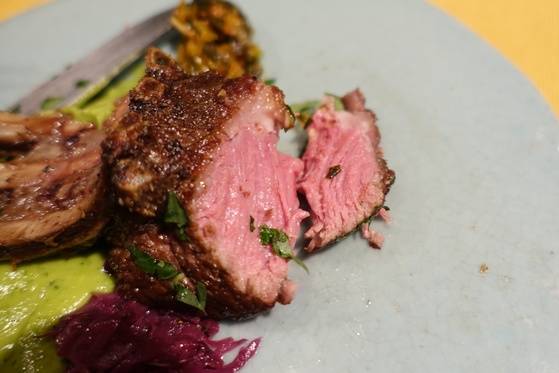 양갈비는 수비드 한 다음 겉만 살짝 익혀서 육질이 촉촉하고 부드러웠다.