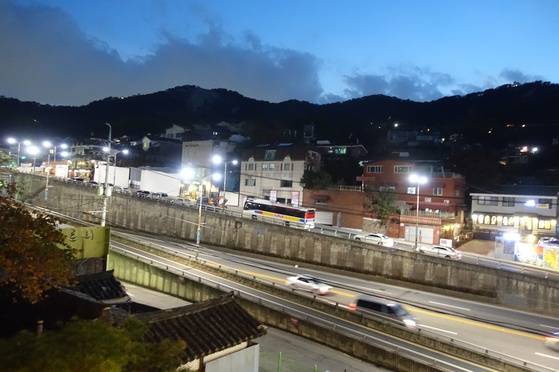 저녁 식사를 마칠 무렵 ‘프렙’ 창 밖으로 보이는 인왕산 야경.