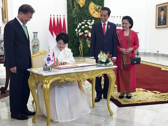 인도네시아를 국빈 방문중인 문재인 대통령과 김정숙 여사가 9일 오후(현지 시간) 보고르 대통령궁에서 방명록에 서명하고 있다. [청와대사진기자단]