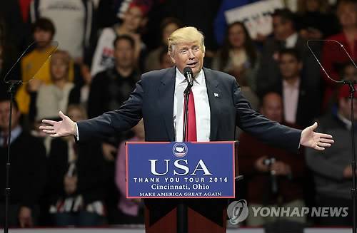 도널드 트럼프 미국 대통령 당선인이 지난해 12월 1일(현지시간) 오하이오주 신시내티에서 열린 '대선 승리 감사 투어' 행사에서 지지자들에게 연설하고 있다. 트럼프는 이날 대선 승리 후 대중 연설을 통한 첫 당선 인사에서 분열된 미국을 통합하는 데 힘쓰겠다고 약속했다. [EPA=연합뉴스]      lkm@yna.co.kr