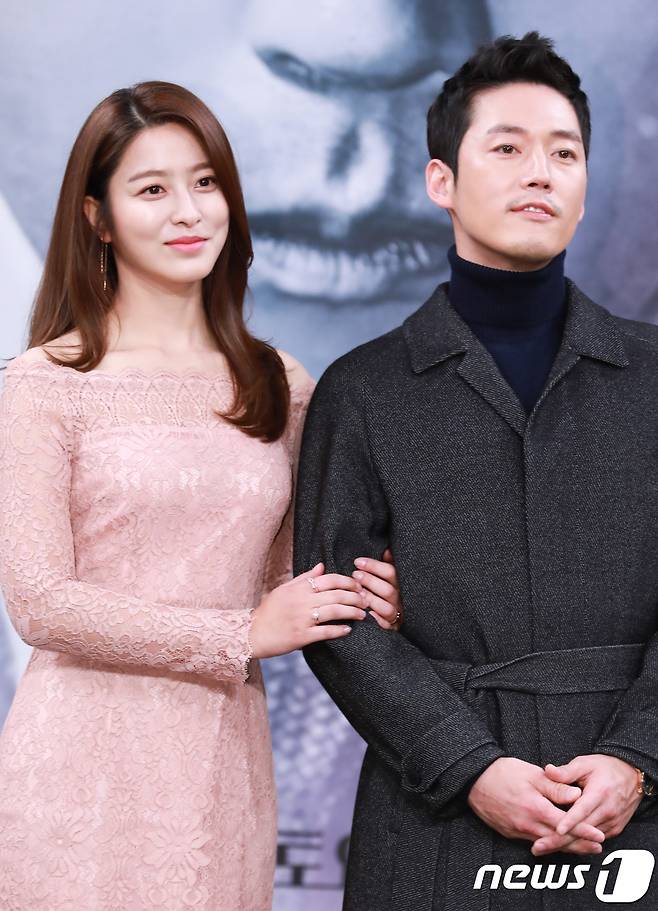 배우 박세영,장혁(오른쪽)이 7일 오후 서울 상암 MBC 사옥에서 진행된 드라마 '돈꽃' 제작발표회에 참석해 포즈를 취하고 있다. 2017.11.7 / 뉴스1 © News1 강고은 에디터