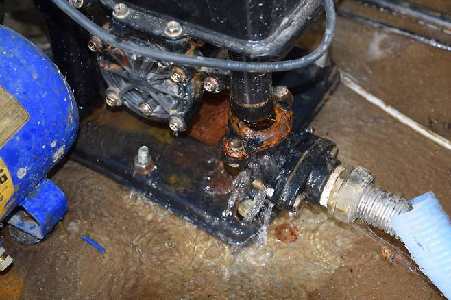 농촌 지역의 지하수 공급에 주로 활용되는 소규모 급수시설 상당수에서 우라늄과 라돈 등 자연 방사성물질이 검출된 것으로 나타났다.   30일 국회 환경노동위 강병원(더불어민주당) 의원이 환경부에서 받은 국감자료에 따르면 전국 소규모 급수시설 4천348곳 중 17.7%인 770곳에서 미국의 먹는 물 수질기준을 웃도는 우라늄(평균 111.06㎍/ℓ)·라돈(278.73bq/ℓ)이 검출됐다. 사진은 경기도 안성시 인처동 마을의 방사성물질 저감 장치가 동파된 채 방치된 모습. [강병원 의원실 제공=연합뉴스]