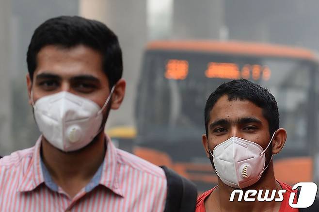 인도 뉴델리의 최근 PM2.5(지름 2.5㎛ 이하의 초미세먼지) 농도는 WHO 기준치의 최고 60배에 달할 정도로 극심한 스모그가 기승을 부리고 있다. © AFP=뉴스1