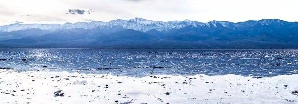 배드워터 분지 입구에서 약 1㎞를 걸으면 소금 평야가 나타난다. 워낙 지대가 낮은 탓에 비가 오면 일시적으로 호수가 형성되기도 한다.