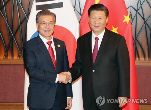 (다낭<베트남>=연합뉴스) 김주형 기자 = APEC 정상회의 참석 중인 문재인 대통령과 시진핑 중국 국가주석이 11일 오후(현지시간) 베트남 다낭 크라운플라자 호텔에서 열린 정상회담에서 악수하고 있다. 2017.11.11       kjhpress@yna.co.kr