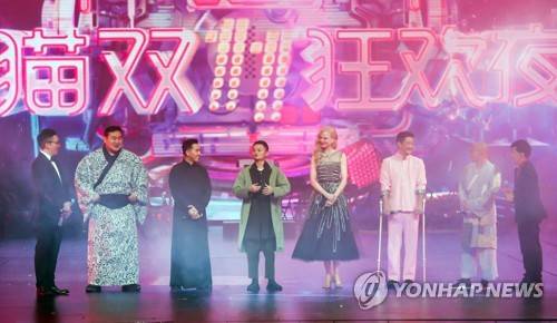 (상하이=연합뉴스) 정주호 특파원 = 중국 최대 전자상거래업체 알리바바의 마윈 회장(왼쪽 네번째)이 10일 밤 상하이 메르세데스벤츠 아레나에서 중국 최대의 쇼핑이벤트 광군제 할인행사를 축하하는 '글로벌 쇼핑 페스티벌 갈라쇼'에 무술인 차림으로 배우 니콜 키드먼, 전쯔단, 우징 등과 함께 등장하고 있다.   2017.11.11      jooho@yna.co.kr