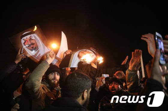 2016년 1월 이란 시위대가 테헤란 주재 사우디아라비아 대사관에서 시아파 성직자 님르 알님르의 사형에 항의하는 시위를 벌이고 있다. ©AFP=뉴스1