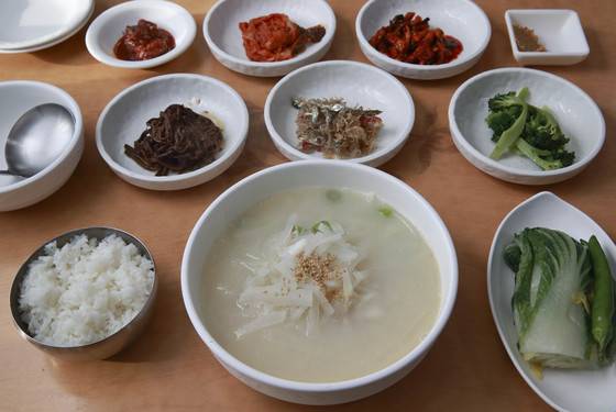 표선어촌식당 상차림. [중앙포토]