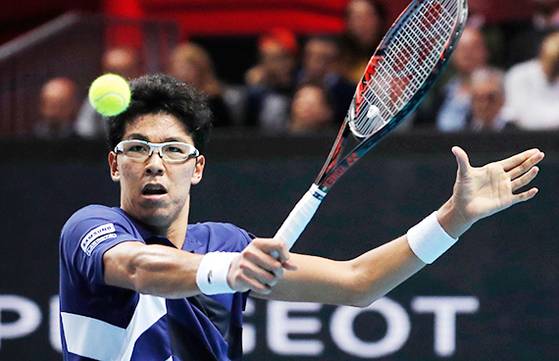 한국 테니스의 기대주 정현이 빠르게 성장하고 있다. 넥스트 제너레이션 파이널스에서 최약체로 꼽혔던 정현은 출전 선수 중 가장 랭킹(37위)이 높은 안드레이 루블레프(러시아)를 꺾고 ATP투어 첫 우승을 차지했다. 백핸드샷을 하고 있는 정현. [AP 밀라노=연합뉴스]