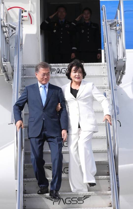 문재인 대통령과 부인 김정숙 여사가 12일 오후 ASEAN+3 회담에 참석하기 위해 필리핀 마닐라 국제공항에 도착, 전용기에서 내리고 있다. [연합뉴스]