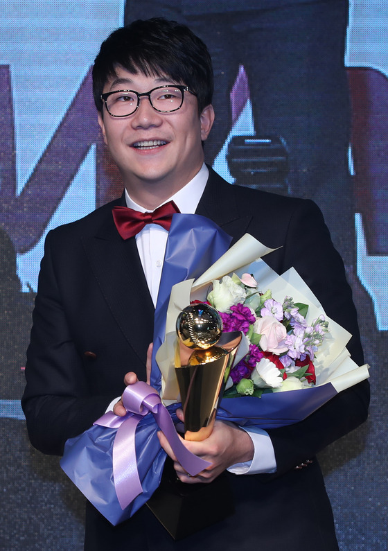꽃다발 받은 양현종   (서울=연합뉴스) 임헌정 기자 = KIA 양현종이 6일 오후 서울 강남구 삼성동 코엑스 인터컨티넨탈 호텔에서 열린 2017 타이어뱅크 KBO 시상식에서 MVP로 선정된 뒤 소감을 밝히며 웃음짓고 있다. 2017.11.6   kane@yna.co.kr (끝) <저작권자(c) 연합뉴스, 무단 전재-재배포 금지>