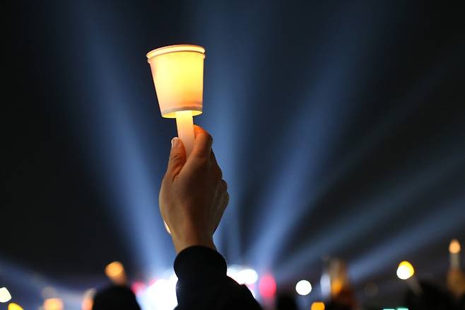 '당신과 함께 한 모든 날이 좋았다'를 주제로 한 제 20차 촛불집회에서 시민들이 촛불을 높이 들고 있다. 한겨레 자료사진
