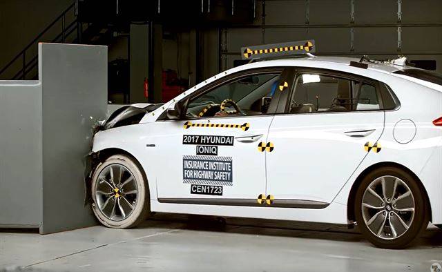 미국 고속도로안전보험협회(IIHS)가 현대차 아이오닉의 안전도 검사를 진행하고 있다. IIHS 홈페이지 캡쳐