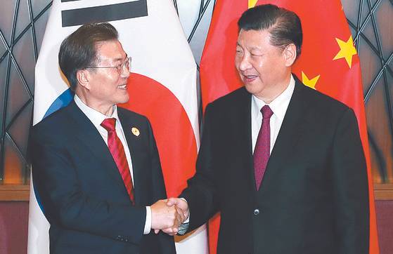 APEC 정상회의에 참석중인 문재인 대통령과 시진핑 중국 국가주석이 11일 오후(현지시간) 베트남 다낭 크라운플라자 호텔에서 만나 정상회담을 갖기에 앞서 악수를 나누고 있다. 청와대사진기자단