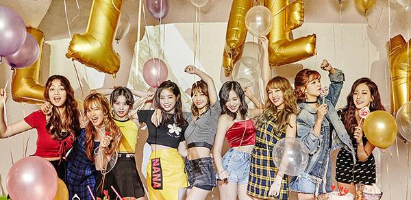 트와이스의 첫 정규 앨범 <트와이스타그램> 재킷 사진. / JYP엔터테인먼트