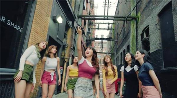 트와이스 신곡 ‘Likey’ 뮤직 비디오 중의 한 장면. / JYP엔터테인먼트