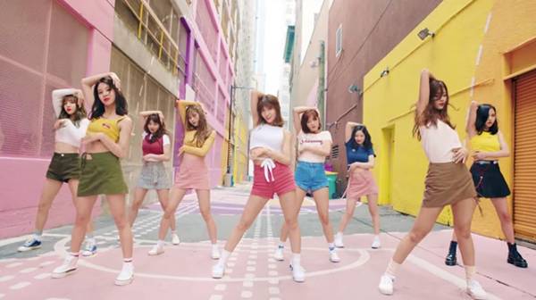 트와이스 신곡 ‘Likey’ 뮤직 비디오 중의 한 장면. / JYP엔터테인먼트