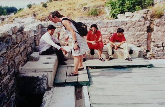 터키 에페소스 유적지의 로마시대 화장실에 탐방객들이 당시 사용했던 자세로 앉아 있다.