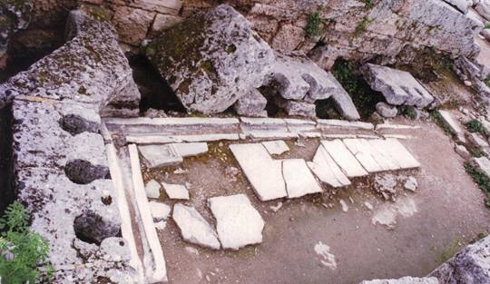 그리스 코린토스 유적지의 로마시대 화장실. 바닥에 파인 홈에 흐르는 물로 엉덩이를 닦았다.