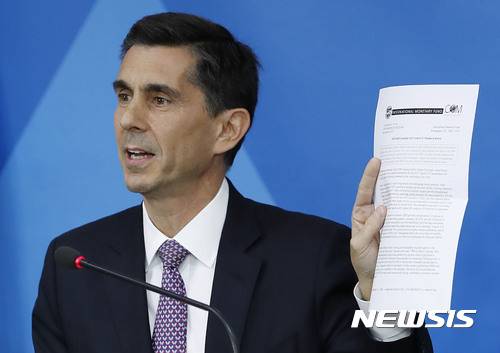 【서울=뉴시스】최동준 기자 = 14일 서울 세종로 정부서울청사 브리핑실에서 IMF 미션단 타르한 페이지오글루(Tarhan Feyzioglu) 단장이 2017년 국제통화기금(IMF) 연례협의 결과를 발표하고 있다.IMF 미션단은 경기순환적 회복세 지속으로 한국의 2017년 GDP성장률은 3.2%를 기록할 전망과 2018년 GDP성장률은 최저 임금의 큰 폭 상승 및 민간소비 증가로 3.0%를 기록할 것으로 전망했다. 2017.11.14. photocdj@newsis.com