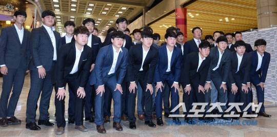 '아시아 프로야구 챔피언십(APBC) 2017' 국가대표팀 선수들이 14일 김포공항을 통해 됴쿄로 출국하고 있다.  한국은 오는 16일부터 일본 도쿄돔에서 열리는 2017 APBC에 참가해 일본, 대만과 초대 우승을 다툰다.  김포공항=최문영 기자  deer@sportschosun.com /2017.11.14/