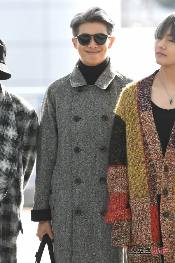 '아메리칸 뮤직 어워즈' 참석차 인천국제공항을 통해 미국 로스앤젤레스로 출국하고 있는 방탄소년단(BTS) RM. 사진=장동규 기자 jk31@hankooki.com