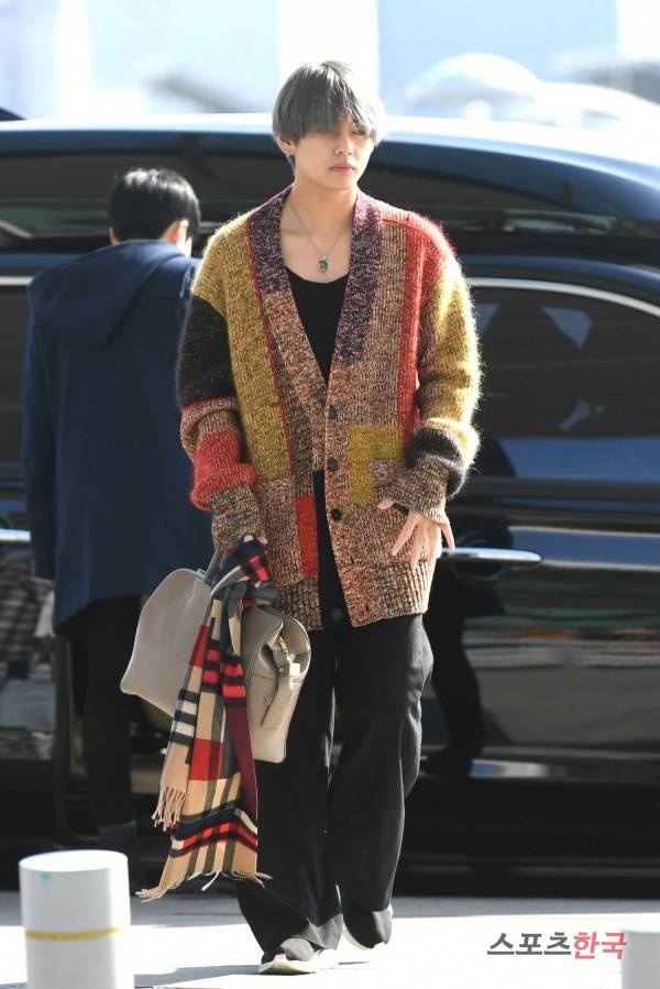 '아메리칸 뮤직 어워즈' 참석차 인천국제공항을 통해 미국 로스앤젤레스로 출국하고 있는 방탄소년단(BTS) 뷔. 사진=장동규 기자 jk31@hankooki.com