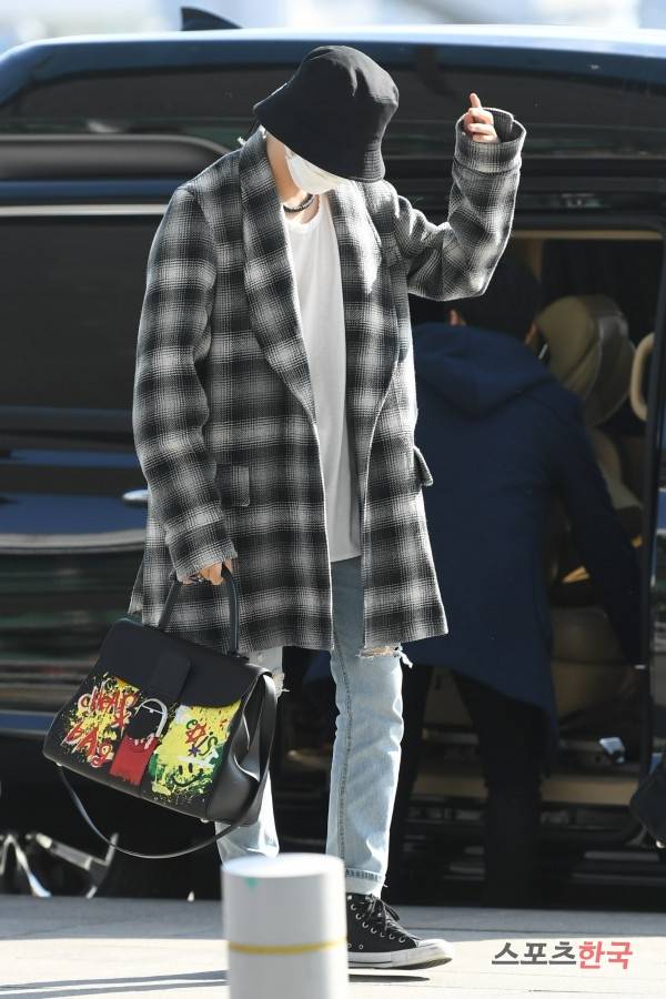 '아메리칸 뮤직 어워즈' 참석차 인천국제공항을 통해 미국 로스앤젤레스로 출국하고 있는 방탄소년단(BTS) 슈가. 사진=장동규 기자 jk31@hankooki.com