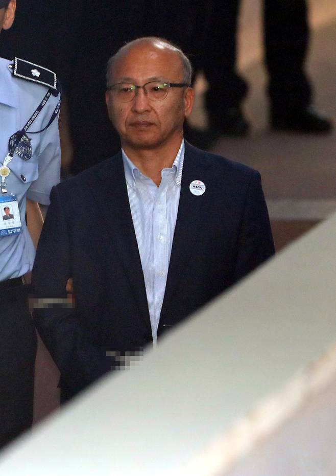 문형표 전 국민연금공단 이사장이 지난 8일 오후 서울 서초동 서울지방법원에서 1심 선고 공판을 받기 위해 출석하고 있다. 김태형 기자 xogud555@hani.co.kr