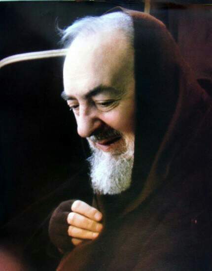 비오 신부(1887~1968)는 카푸친 작은형제회의 사제이며 카톨릭교회에서 성인으로 공경받고 있다. 카푸친 작은형제회는 기도와 가난과 겸손을 지향하는 카톨릭 수도회로, 진한 커피색의 수도복과 흰수염을 한 카푸친 수도회 신부들의 모습에서 카푸치노 커피의 이름이 비롯되었다고도 한다. [사진제공 한국 카푸친 작은형제회]