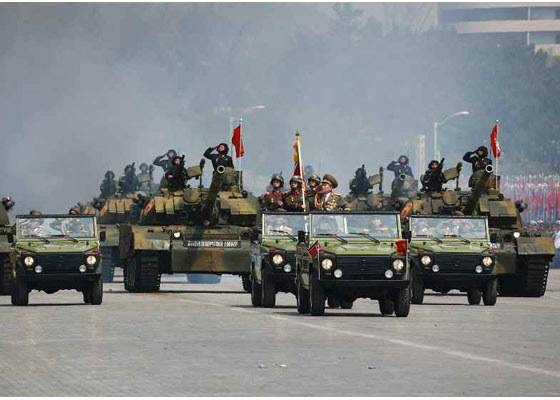 지난4월 북한 김일성 전 주석 생일을 기념해 열린 열병식에 참여한 북한군이다. 선두에 선 차량은 독일(벤츠) 지프다. [사진 노동신문]