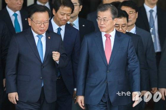 문재인 대통령이 미국 뉴욕에서 열리는 제72차 유엔총회에 참석하기 위해 18일 오후 경기 성남시 서울공항을 통해 출국하며 김부겸 행정자치부 장관과 대화하고 있다.2017.9.18/뉴스1