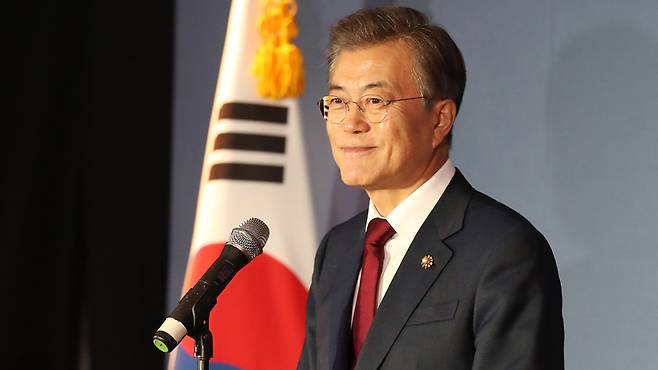 [속보] 文 대통령, 귀국길 전용기서 포항지진 상황 보고받아 | 인스티즈