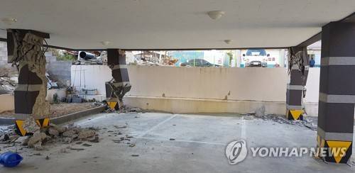 (서울=연합뉴스) 15일 오후 2시 29분께 경북 포항시 북구 북쪽 6㎞ 지점에서 규모 5.4 지진이 발생했다.  포항시의 한 건물의 1층 기둥이 뒤틀어져 있다. [독자 제공=연합뉴스]       photo@yna.co.kr